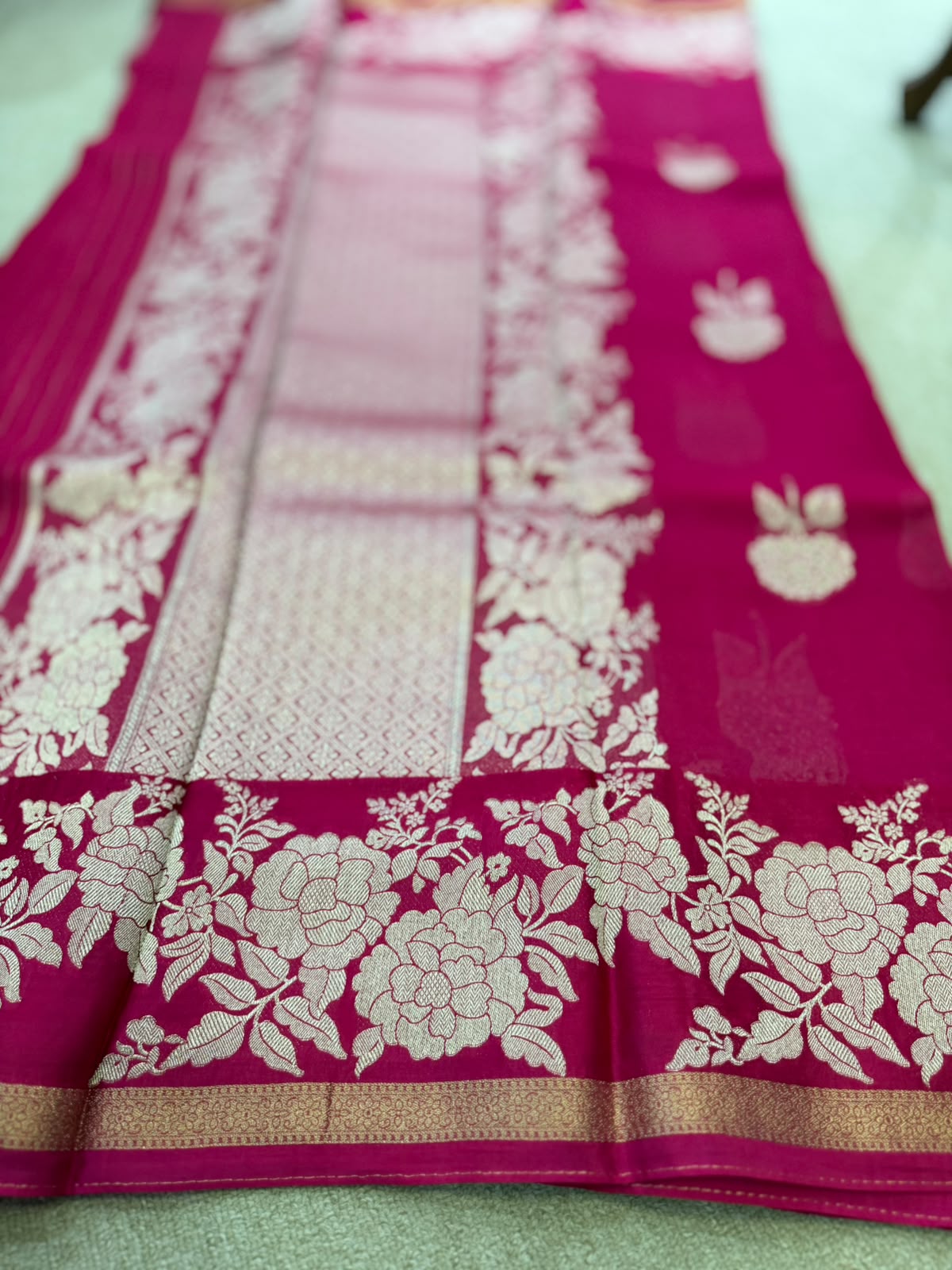 ORGANZA FLORAL RED BANARASI